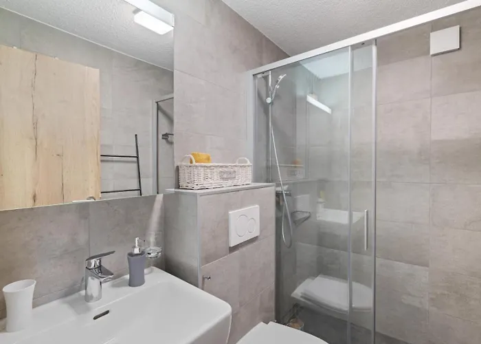4 Valleys Modern With Free Parking نينداز